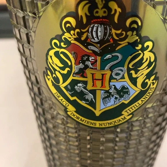 Hogwarts insulated tumbler, new with tags - Picture 4 of 6